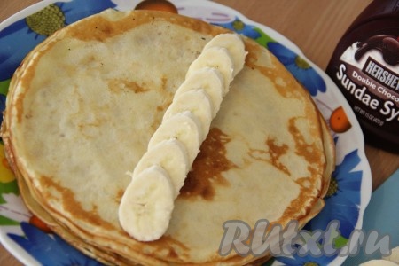 На блинчик выложить кусочки банана. Можно бананы полить соусом.
