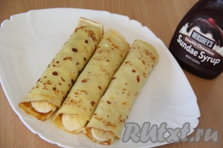 Завернуть блинчик с начинкой в рулетик.