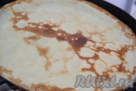 Сковороду хорошо разогреть, перед жаркой первого блинчика смазать сковородку немного маслом, налить часть теста, равномерно, распределяя его по поверхности. Жарить блин на среднем огне до золотистости с двух сторон. Готовый аппетитный, тонкий блинчик переложить на тарелку. А из оставшегося теста, постепенно пожарить все блины, складывая их горочкой на тарелку.&nbsp; Сковороду перед жаркой второго блина и последующих смазывать маслом не нужно, так как масло входит в состав блинного теста.
