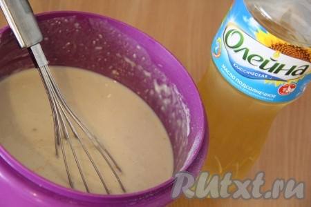 Когда тесто станет однородным, без комочков, нужно добавить растительное масло. Хорошо вмешать масло в тесто. Дать тесту постоять минут 10.
