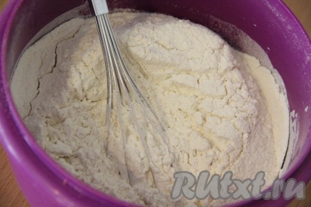 Яйца слегка взбить венчиком. К взбитым яйцам добавить молоко, соль, сахар, перемешать венчиком. Затем всыпать просеянную муку, перемешать. Муку добавляйте постепенно, ориентируясь на консистенцию теста. Блинное тесто должно получиться льющимся, но и не совсем жидким.