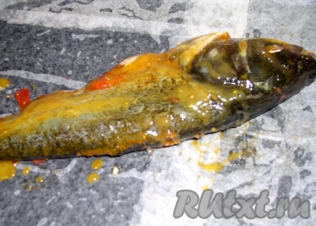 По истечении времени каждую тушку вынуть из маринадной смеси, обмазать маслом и медом.
