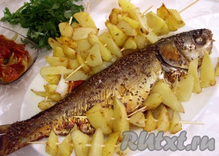 Готовый картофель (осторожно, горячий!) можно надеть на бамбуковые шпажки. Овощи также можно выложить в салатник и подать к рыбе с зеленью. "Шашлычный" толстолобик готов!
