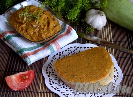 Тушеные овощи и обжаренные кабаки лучше пюрировать блендером, но можно и пропустить через мясорубку. Это невероятно нежно и вкусно! Смесь раскладывают в банки и стерилизуют: пол-литровые банки - 20-25 минут, литровые - 35-40 минут. Затем закатывают. Кабачковая икра по консистенции получилась кремовой, нежной и благодаря взбиванию блендером приобрела характерный оранжевый оттенок, как и у икры, купленной в магазине. Ломтики хлеба, подсушенные в тостере или на сковороде с маслом, натереть чесночком и намазать икрой. Или натереть свежего чесночку в готовую икорочку и подать к греночкам. Ох, вкусно!