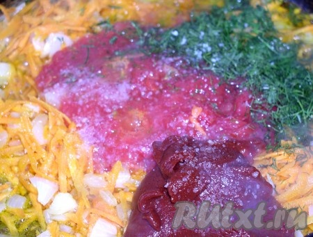 Кабачок нарезать кольцами или пластинками, морковь натереть, лук мелко нарезать кубиком. Обжарить нарезанные кабачки на растительном масле. Отдельно на масле обжарить, помешивая, нарезанный лук, натертую морковь и корень петрушки. Затем добавить натёртые помидоры, томатную пасту, соль, сахар, пряности по вкусу (я советую взять из специй черный и красный молотые перцы), порубленный укроп (по моему, укроп и кабачки - самое вкусное сочетание из всех!). Перемешать и тушить на на слабом огне до готовности.
