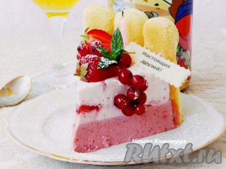 А вот как восхитительно этот торт, приготовленный из савоярди с маскарпоне и клубникой без выпечки, выглядит в разрезе.