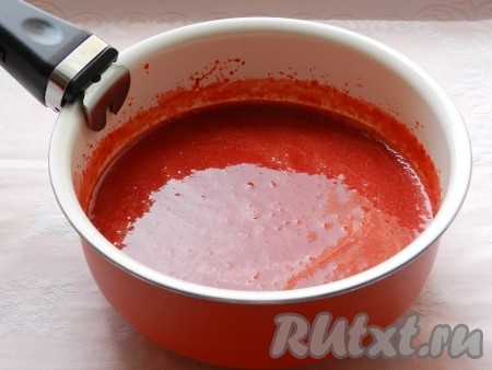 Затем взбить клубнику погружным блендером до однородности, процедить через сито, чтобы избавиться от косточек. Должно получиться 350 миллилитров клубничного пюре. Остудить до тёплого состояния.