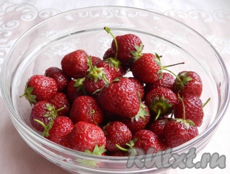 Клубнику вымыть, отделить от чашелистиков. Для приготовления торта нам потребуется 550 грамм подготовленной клубники. 150 грамм ягод от общего количества вымытой клубники можно пока убрать в холодильник.