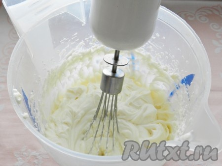 После того как мусс из клубники застынет, можно заняться приготовлением клубничного крема для торта с саворяди. Для этого в ёмкости, удобной для взбивания, нужно соединить 150 миллилитров хорошо охлаждённых сливок с маскарпоне и сахарной пудрой, взбить миксером до получения пышного, густого крема. В небольшую ёмкость всыпать 2 чайных ложки желатина, влить 30 миллилитров холодной воды, перемешать, оставить на 10 минут, затем нагреть на водяной бане (или в микроволновке) до полного растворения желатина (не кипятить!). Добавить растворённый желатин в крем, взбить миксером до однородности.