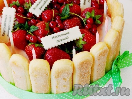 Праздничный торт, приготовленный из савоярди с маскарпоне и клубникой без выпечки, получается очень нежным и вкусным.