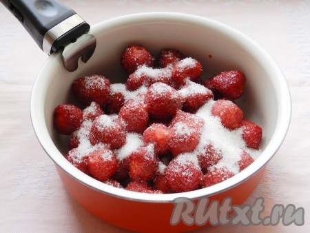 Для приготовления клубничного мусса нужно 400 грамм клубники переложить в сотейник (или в небольшую кастрюльку с толстым дном), засыпать сахаром, добавить сок, выдавленный из 1/2 лимона, поставить на средний огонь.