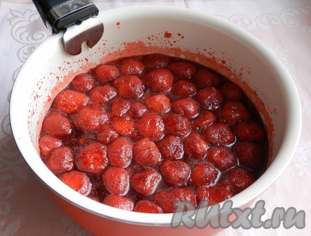 Довести до кипения, постоянно помешивая. Поварить на небольшом огне, помешивая, в течение 3-5 минут (до полного растворения сахара) и снять с огня.