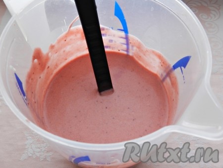 В ёмкость, удобную для взбивания, влить 200 миллилитров хорошо охлаждённых сливок, взбить миксером в густую, плотную массу. Во взбитые сливки по одной ложке добавлять клубничное пюре, смешанное с желатином, каждый раз тщательно перемешивая. Клубничный мусс готов.