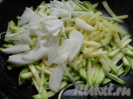 Добавить к кабачкам очищенный и нарезанный тонкими полукольцами лук.
