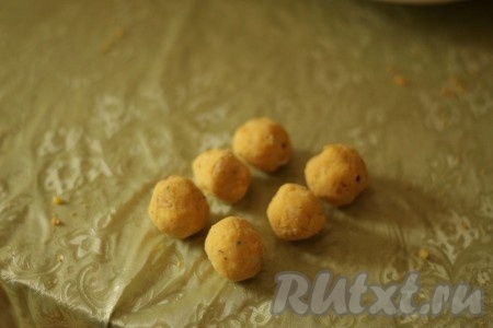 Перемешать. Соду погасить лимонным соком и добавить к нутовой массе. Сформировать шарики.
