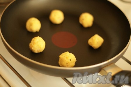 Обжарить фалафели на сухой сковородке, либо на небольшом количестве растительного масла.
