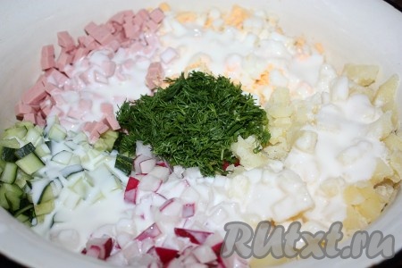 Посолите по вкусу и заправьте холодным кефиром, перемешайте.