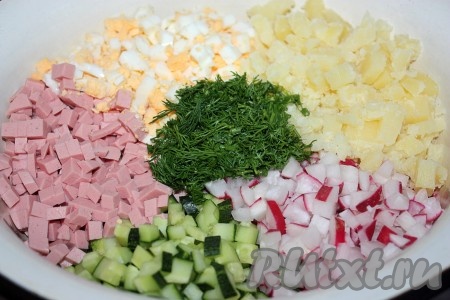 Яйца отварите вкрутую (то есть в течение 9-10 минут с момента закипания воды). Картошку вымойте и отварите в мундире до готовности (на это потребуется минут 25-30, картошечка должна легко прокалываться ножом, но при этом она должна быть не разваренной, хорошо держать форму). Картошку и яйца остудите и очистите. Нарежьте колбасу, редис, картофель, яйца и огурец на мелкие кубики. Старайтесь, чтобы размер всех ингредиентов был, примерно, одинаковый. Зелень нарежьте мелко. Сложите все нарезанные ингредиенты в глубокую миску (или в кастрюлю).