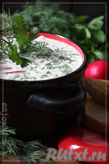 Окрошка, приготовленная на кефире с колбасой и редиской, станет прекрасным освежающим блюдом для жаркого летнего дня.