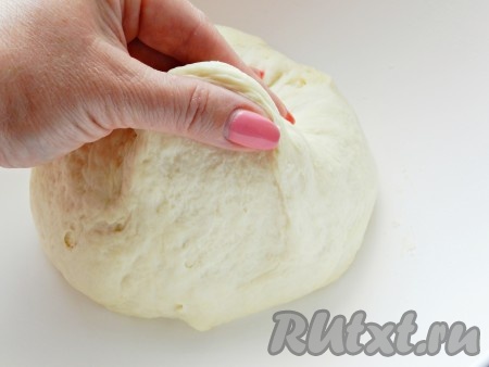 Тесто должно получиться мягким и эластичным, напоминающим дрожжевое.