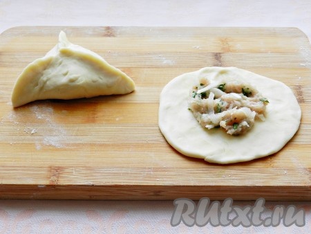 Каждый кусочек руками или скалкой раскатать в круг, выложить начинку и слепить треугольный пирожок. Можно придать пирожкам другую форму, если хотите.