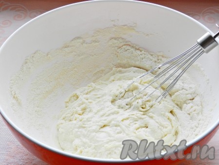 В кефир всыпать соль и соду, влить растительное масло и перемешать. Постепенно добавляя муку, заместить тесто.