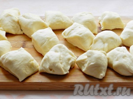 Тесто разделить на небольшие равные кусочки.
