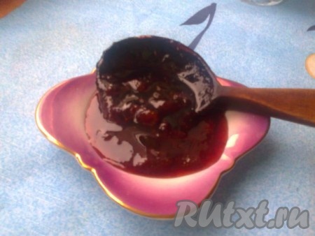 А  такой джем у нас получился из клубники, пюрированной толкушкой и проваренной 5 раз:
