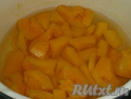 Очищенную тыкву крупно нарезать и потушить в течение 10 минут в небольшом количестве воды.&nbsp;

