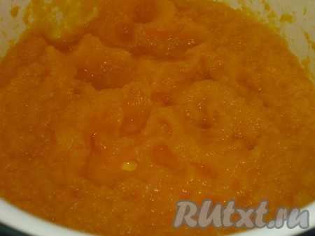 Тушеную тыкву остудить и пюрировать блендером.
