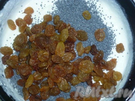 К творогу добавить оставшийся сахар, 1 яйцо, мак, изюм и хорошо перемешать.