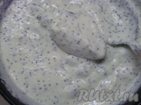 К творогу добавить оставшийся сахар, 1 яйцо, мак, изюм и хорошо перемешать.