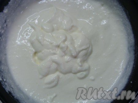 К творогу добавить оставшийся сахар, 1 яйцо, мак, изюм и хорошо перемешать.