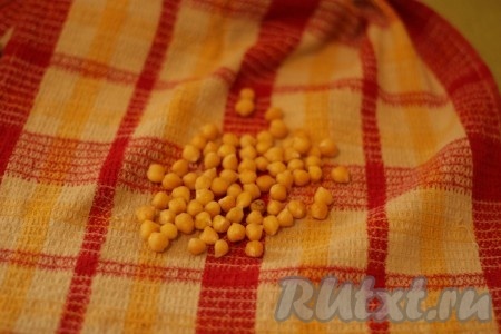 Нут замочить на ночь в холодной воде, а затем отварить в течение часа. Нут хорошенько просушить на полотенце. Он должен быть сухим.
