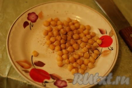 Затем щедро посыпать нут корицей и ванилином (для сладкого варианта поп-корна) или карри и перцем (для несладкого).
