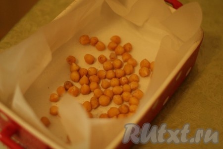 Выложить на противень, застеленный бумагой для выпечки, в один слой.
