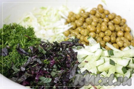 Капусту нашинковать, огурцы, зелень и базилик нарезать. Соединить капусту, огурчики, зелень, базилик, консервированный горошек, добавить соль, специи, заправить оливковым маслом, перемешать.
