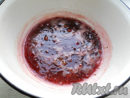 Поставить посуду с джемом на небольшой огонь. Довести джем до кипения, снять пену. Варить на медленном огне 10-15 минут после закипания, помешивая и следя, чтобы джем не подгорел.