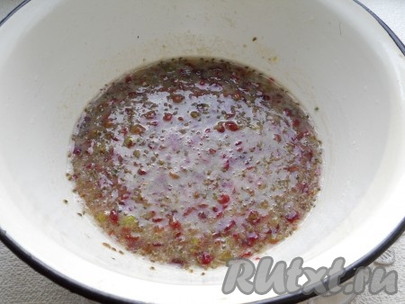 Далее измельчить крыжовник с сахаром блендером. Если хотите, чтобы джем был без косточек и шкурок, измельчите блендером ягоды без сахара и протрите их через сито, а после этого всыпьте сахар.