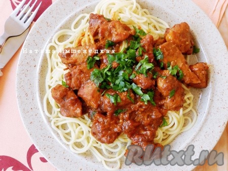 Свинина, приготовленная с томатной пастой, получается очень вкусной и ароматной.