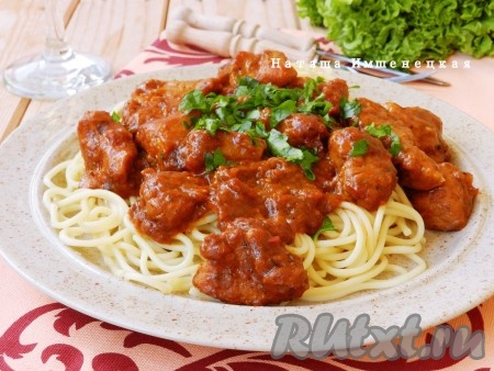 Свинина, приготовленная с томатной пастой, получается очень вкусной и ароматной.