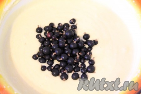 Консистенция теста получится, как достаточно густая сметана. Я ещё дополнительно положила немного ягод в тесто, но это необязательно. Если ягоды свежие, тогда их нужно предварительно вымыть и обсушить. Замороженные ягоды, на которых нет большого количества льда, можно добавлять в тесто, не размораживая.