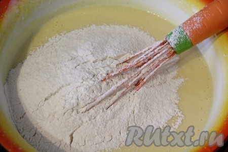 Просеянную пшеничную муку всыпать в полученное тесто и перемешать до однородности.