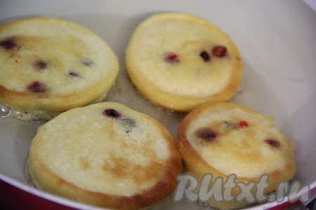 На сковороду налить растительное масло и хорошо разогреть. В разогретое масло выкладывать по 1 столовой ложке теста и жарить оладушки с двух сторон до золотистого цвета (примерно по 2 минуты с каждой стороны). Готовые оладушки вначале выкладывать на бумажное полотенце (или салфетки), чтобы удалить лишнее масло, а затем перекладывать на тарелку для подачи. Периодически перемешивая тесто, пожарить все кукурузные оладьи.