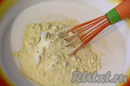 В полученную массу добавить кукурузную муку и ещё раз перемешать.