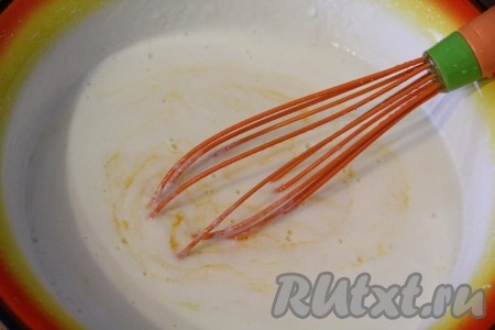 В глубокую миску влить кефир комнатной температуры, добавить соду и перемешать, оставить на 5-6 минут. Кефир вступит в реакцию с содой, масса увеличится в объёме и покроется пузырьками. Затем добавить сахар, соль, яйца и хорошо перемешать венчиком.