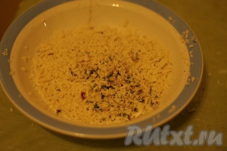 Творог перетереть через сито. Добавить чеснок, пропущенный через чеснокодавилку, мелко порезанную петрушку, соль и перец. Тщательно перемешать.&nbsp;
