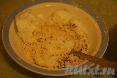 Ввести взбитый белок в творожную смесь и перемешать.
