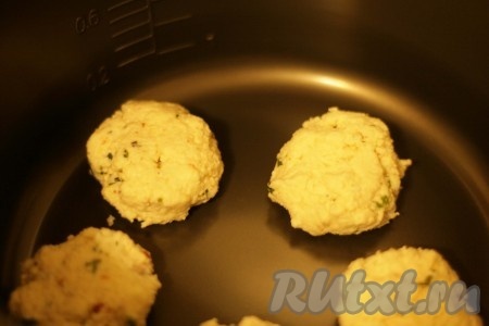 Руками сформировать сырники и выложить в форму для выпекания, слегка смазанную маслом.&nbsp;
