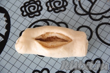 С помощью острого ножа сделать на поверхности каждого рулетика разрез насквозь.